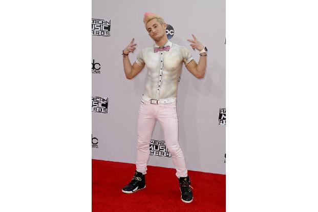..Interpretation von Mode präsentierte der große Bruder von Ariana Grande auf dem roten Teppich. Statt eines Hemdes setzte F...