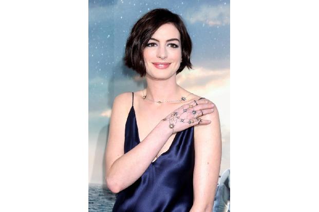 ...Oscarpreisträgerin in diesem Nachthemd-Look auf. Das dunkelblaue Seidenkleid schummelte ihr ebenfalls ein paar zusätzlich...