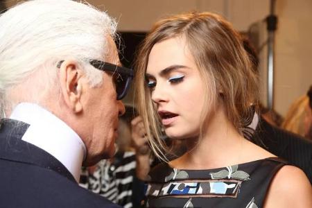 ...war bisher eher das britische Model Cara Delevingne (r.) die erklärte Muse des Mode-Gurus. Neben Kendall Jenner posierten...