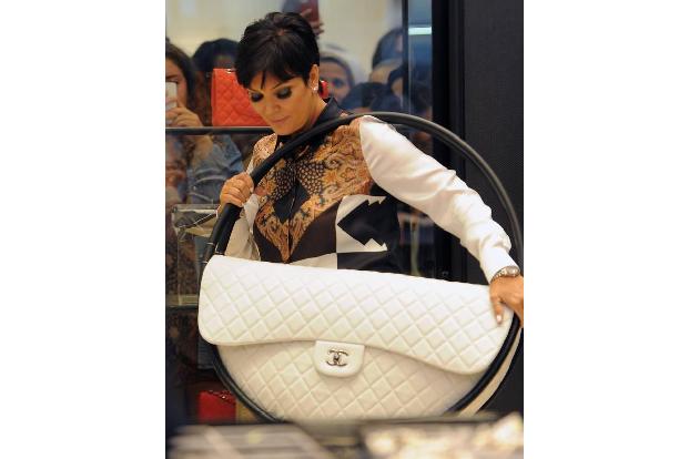 ...einen direkten Draht zu Karl Lagerfeld hat. Die eine oder andere Tasche wird sicher dabei rausspringen, wenn man für den ...