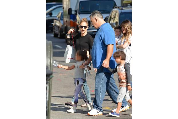 ...ganz uneitel in ihre Jeans und ein paar 18-Dollar-Flop Flops, um mit ihren Kids auf Shoppingstreifzug durch den New Yorke...