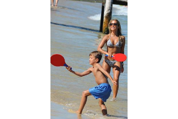 ...stets ihren topgebräunten, makellosen Körper. Ob wie hier mit Sohn Damien beim Beachball, oder...