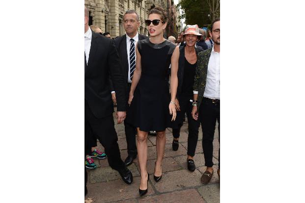 Strahlend schön und von Kopf bis Fuß in Gucci gekleidet erscheint Charlotte Casiraghi bei der Modenschau des italienischen L...