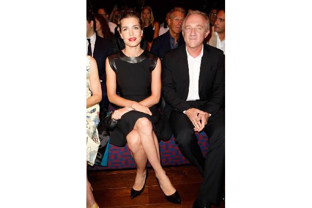 ...Frontrow nahm Milliardär François-Henri Pinault neben Charlotte Casiraghi platz. Der Ehemann von Salma Hayek ist einer de...