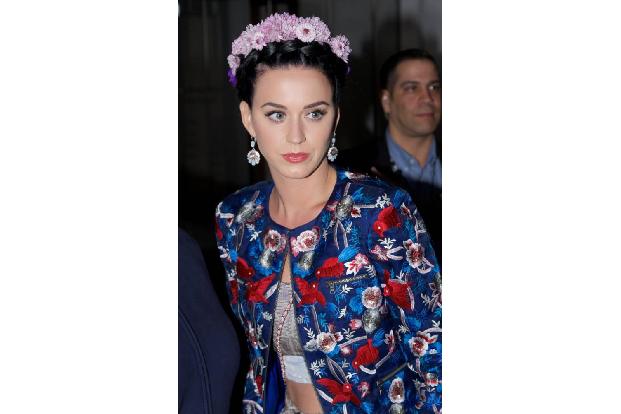 Katy Perry hat das Blümchenthema bei diesem Outfit gleich doppelt aufgegriffen und auch einen passenden Kopfschmuck ausgewäh...