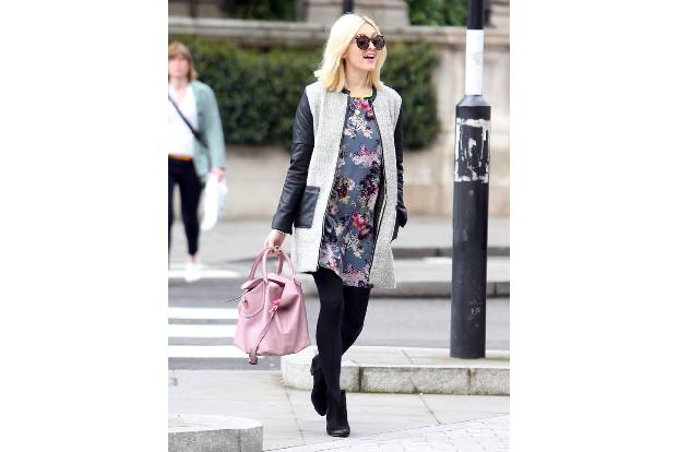 Auch Stil-Ikone Fearne Cotton hat sich hier für ein Kleid mit floralem Print entschieden, kombiniert dazu eine blickdichte S...