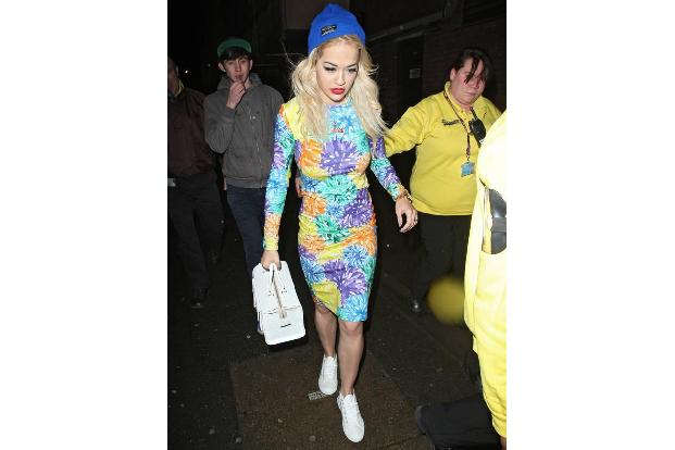 Verspielt geht es auch bei Sängerin Rita Ora zu, die in diesem Outfit wilden Stilmix betreibt. 