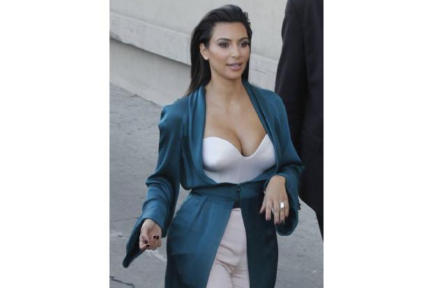 Wow, Kim! Wenn das mal kein heißer Fummel ist! Am Montagabend hat sich Kim Kardashian mächtig in Schale geworfen. Im knappen...