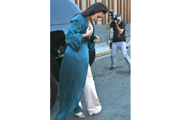 ...hat sich bei Kims strammem Schritt verheddert. Die Frau von Kanye West sucht verzweifelt nach...