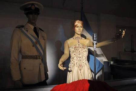 ...die Kleider aus ihren Musikvideos und Filmen. So zum Beispiel das schicke Abendkleid, das die Sängerin in ihrem Film 