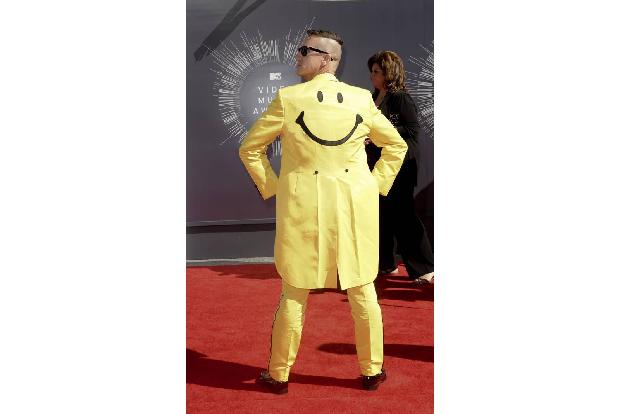 ...von dem amerikanischen Designer Jeremy Scott bei den MTV VMAs, der in seiner gelb-schwarzen Kombi wie eine Mischung aus L...