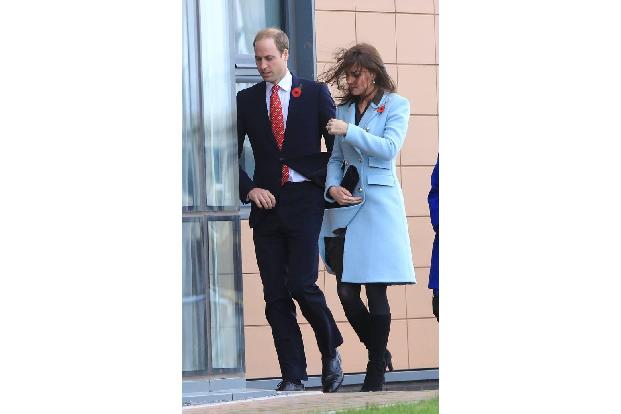 Auch vor den britischen Royals machte der Sturm nicht halt, als die in Wales die Pembroke Raffinerien besuchen wollten. Kate...