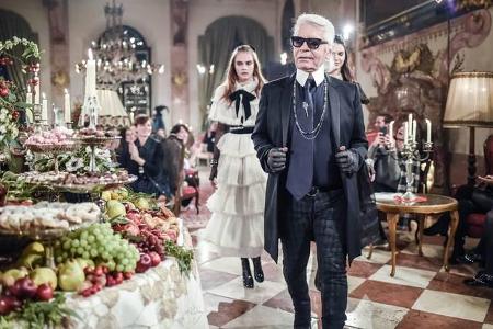 Wenn Kaiser Karl zur großen Chanel-Show nach Salzburg lädt, darf natürlich auch sein Liebling, das britische Model Cara Dele...