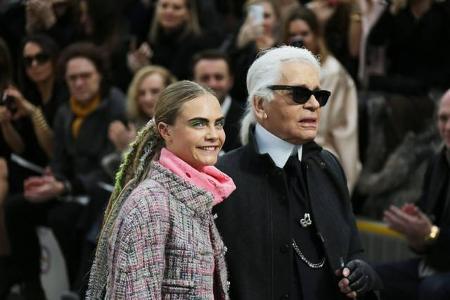 ...Karl Lagerfeld gerade ganz hoch im Kurs. Cara Delevingne ist bereits seit einiger Zeit einer der Lieblinge des Modemacher...