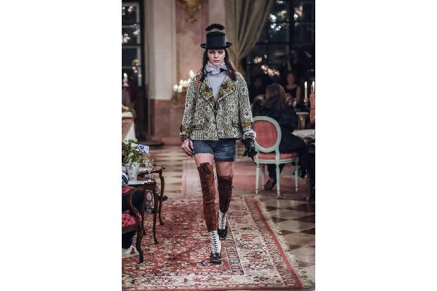 ...Kendall Jenner schwebte in Chanel-Tracht über den Catwalk, schwänzte für Karl Lagerfeld ebenfalls die Unterwäsche-Show. E...