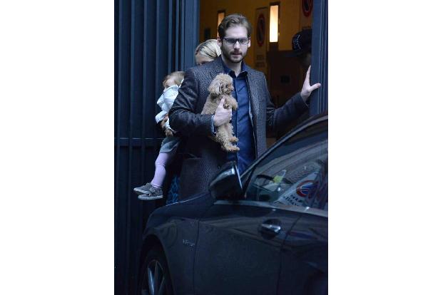 ...Tomaso Trussardi ist bei dem Familienausflug in Mailand natürlich dabei. Er hat allerdings das weitaus leichtere Bündel z...