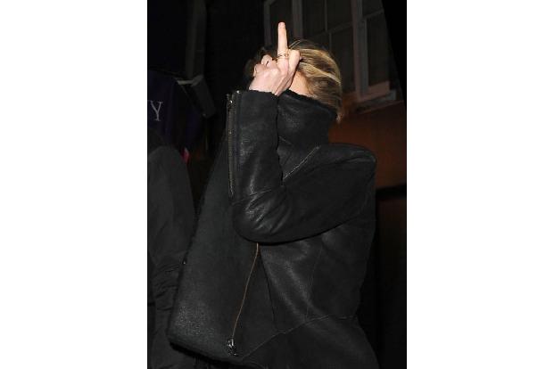 ...wenn die Paparazzi ihr zu nah kommen. Und selbst eindeutig aggressive Gesten mit dem Mittelfinger kommen schon zum Einsat...