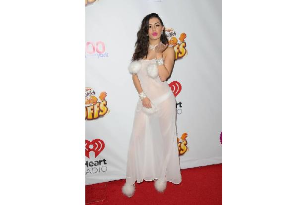 ...Charli XCX hatte allerdings irgendwas missverstanden und erschien mit Plüschpuscheln in Osterhasen-Optik in New York. Fre...