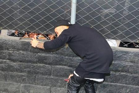 ...den Fans gerecht zu werden, die ihr Idol nur durch einen kleinen Schlitz im Zaun anhimmeln durften. Wird Justin Bieber je...