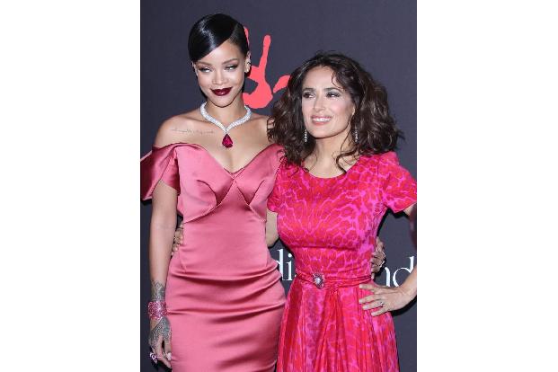 ...Gästen war unter anderem Hollywood-Star Salma Hayek, die sich offenbar mit Rihanna bei der Farbauswahl abgesprochen hat. ...