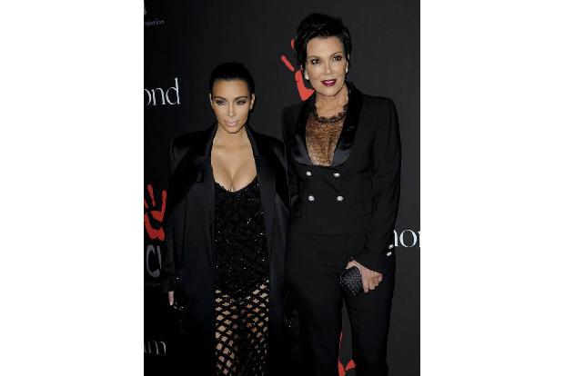 ...Kim Kardashian und Kris Jenner zückten für den guten Zweck das Scheckbuch, um Rihannas Stiftung mit dem nötigen Kleingeld...