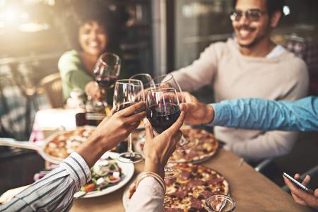 Pizza liegt bei 250 Kalorien, Rotwein kann bis zu 120 Kalorien haben