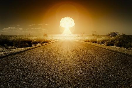 Die Explosion einer Atombombe am Ende einer langen Strasse M...