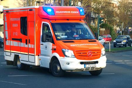 Rettungsdienst in der Stadt. Rettungsdienst mit Notfallsanit...