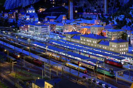 schweiz-bahnhof-nacht-1024x683.jpg
