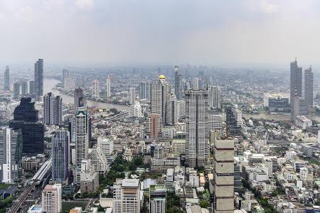 Skyline mit State Tower Hotel Lebua goldfarbige Kuppel, Bang...