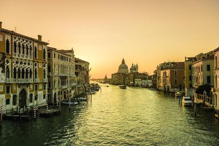 Buildings along canal in Venice, Italy Buildings along canal...