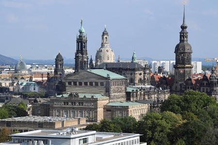 dresden Stadtansicht Skyline mit Elbufer und Blick auf die S...