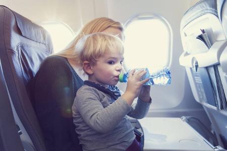 7_Flugzeug Wasserflasche Westend61.jpg