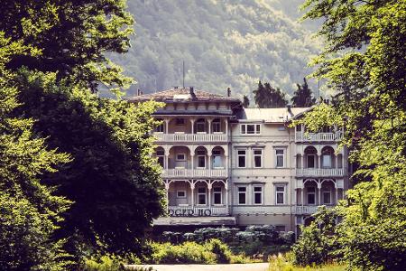 Ebenfalls in Niedersachsen liegt Bad Harzburg. 1874 wurde mit dem Harzburger Hof ein Luxushotel in malerischer Kulisse eröff...