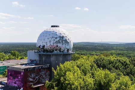 Im Westen Berlins befindet sich der sogenannte Teufelsberg. Auf dem Trümmerberg errichteten die Amerikaner im Kalten Krieg A...