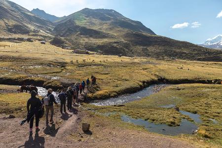 Touristengruppe wandert durch die Berge