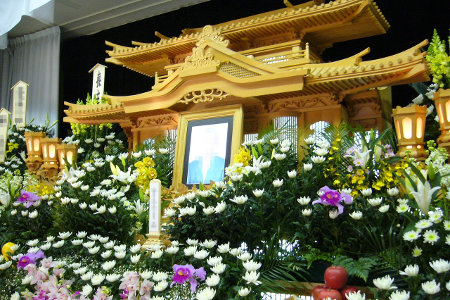 PNG8. Altar bei einer buddhistischen Beerdigung in Japan © Katorisi.png