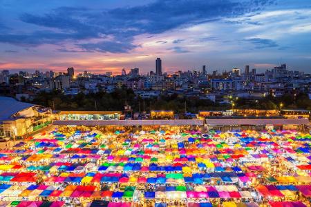 Bunt, bunter, Bangkok! Die Millionenmetropole besteht nicht nur aus Hightech und riesigen Glasbauten. Der Chatuchak-Markt li...