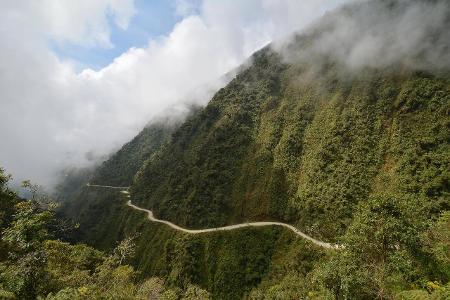 Yungas-Straße, Bolivien: Allgemein wird sie Straße des Todes genannt – und das ist kein Zufall. Auf den 80 Kilometern, die sie sich von La Paz bis Caranavi schlängelt, führt sie meist ohne Leitplanken sehr eng direkt am Abgrund entlang und gilt als die gefährlichste Straße der Welt. 