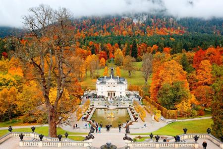 Schloss Linderhof (Bild) und Schloss Neuschwanstein werden von Besuchern gerne am selben Tag besichtigt. Ersteres ist aber d...