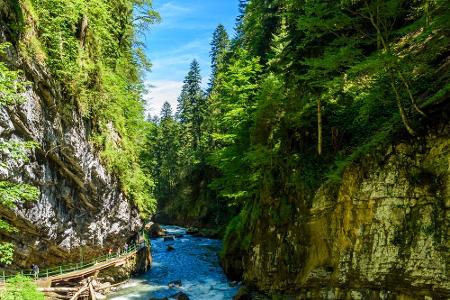 Die Breitachklamm ist die tiefste Felsenschlucht Mitteleuropas und erstreckt sich nahe Oberstdorf, mitten im Allgäu. Je nach...