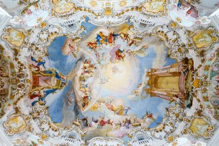 Imposant geht unsere Bayern-Reise weiter zur Wieskirche. Sie ist eine der berühmtesten Rokokokirchen der Welt und gehört zu ...