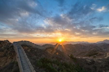 Die Chinesische Mauer ist eines der größten Wunder der Architektur und angeblich auch aus dem Weltraum zu sehen. Ein militär...