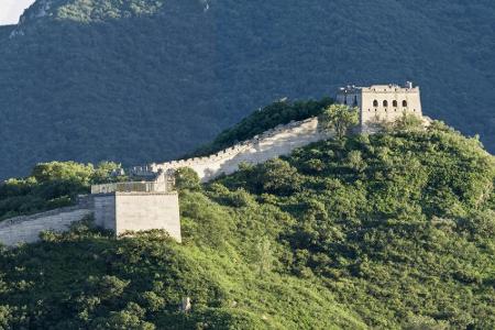 Wie lang ist die Chinesische Mauer? Gar keine leichte Frage. Denn die Mauer wurde während der Dynastien viele Male abgetrage...