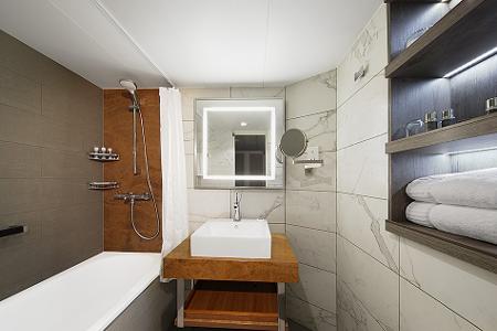 1.13 5-desire-cruises-continent-bath.jpg