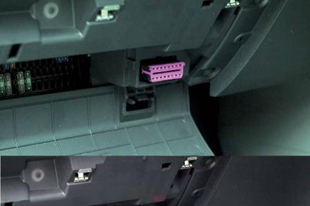 Oft ist die OBD2-Schnittstelle wie hier im VW Caddy in der Nähe des Sicherungskastens zu finden. Der Bluetooth-Dongle wird n...