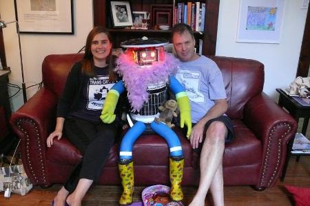 Roboter hitchBot will Deutschland ertrampen