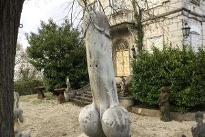 Streit um Riesen-Penis an Pilgerweg 