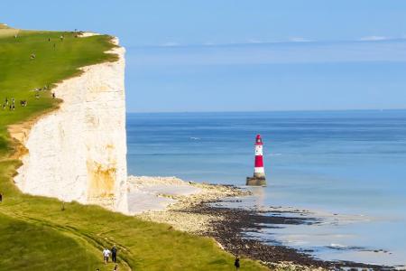 Die bis zu 106 Meter hohen Kreidefelsen von Dover befinden sich an der Südküste Großbritanniens. Ihre schneeweiße Farbe verd...