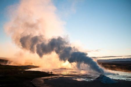 Islands Geysire sind weit über Europas Grenzen hinaus bekannt. Bei einer Eruption schießt das kochend heiße Wasser bis zu 80...